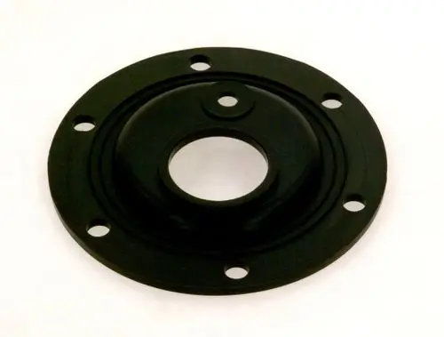 Schwarze Dichtung mit einer erhabenen Mitte und mehreren Befestigungslöchern. Produkt von Bosch, geeignet für mechanische Anwendungen.